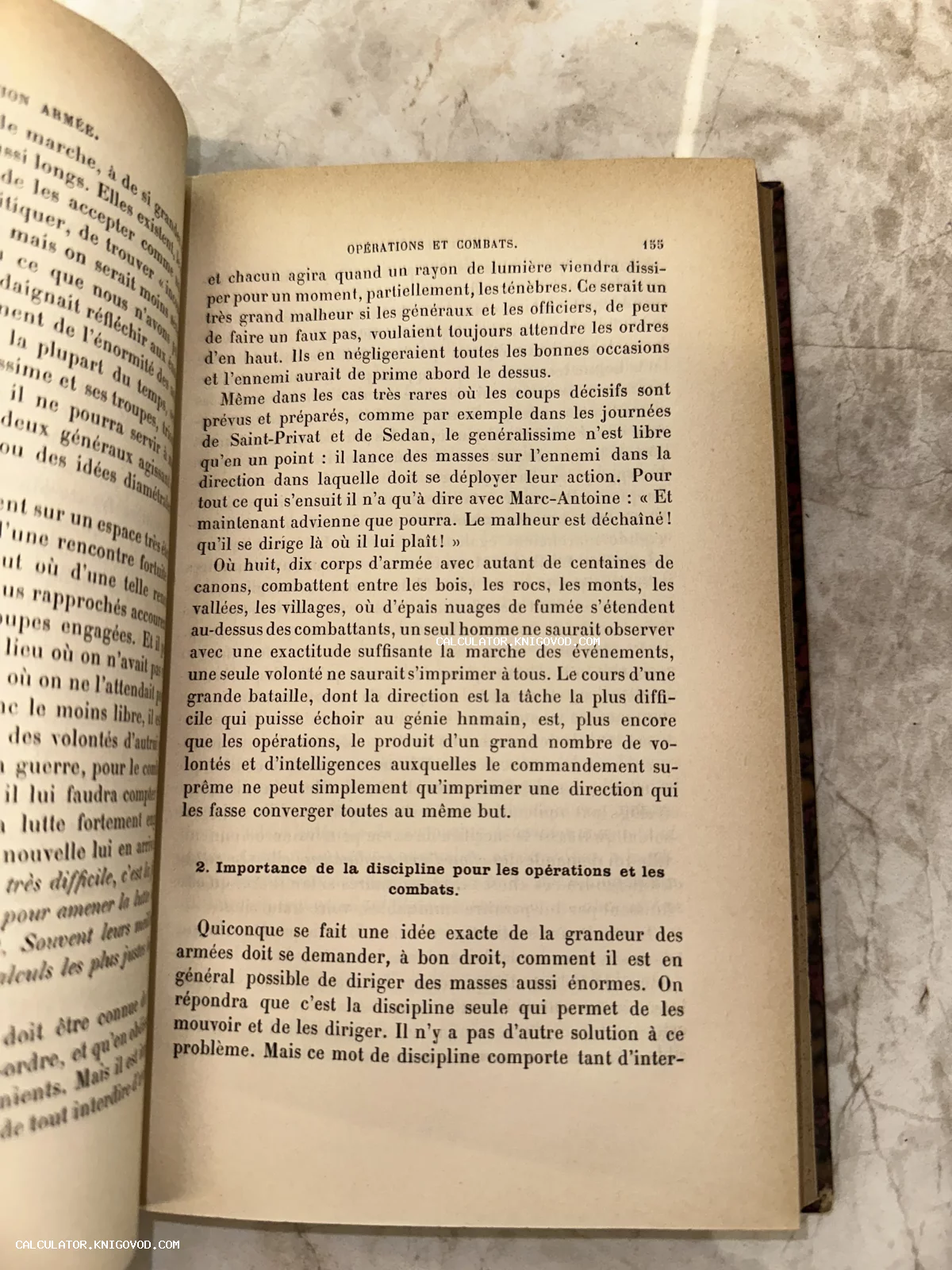 Разворот антикварной книги с текстом на французском языке о военных операциях и важности дисциплины.
