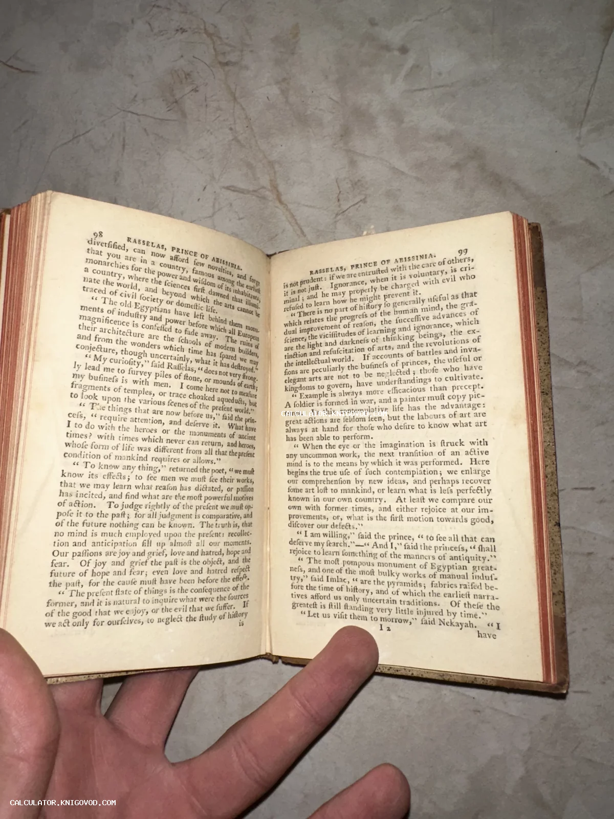 Открытый разворот старинной книги на английском языке с текстом Rasselas, Prince of Abissinia и пожелтевшими от времени страницами.