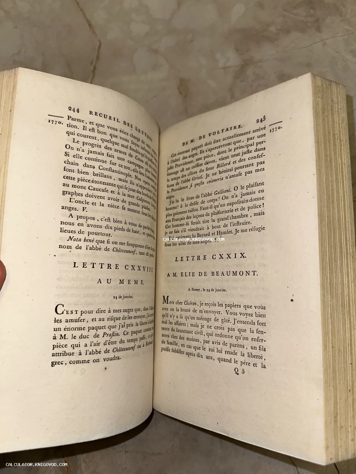 Разворот старинной книги на французском языке с текстом писем Вольтера, страницы 244 и 245.