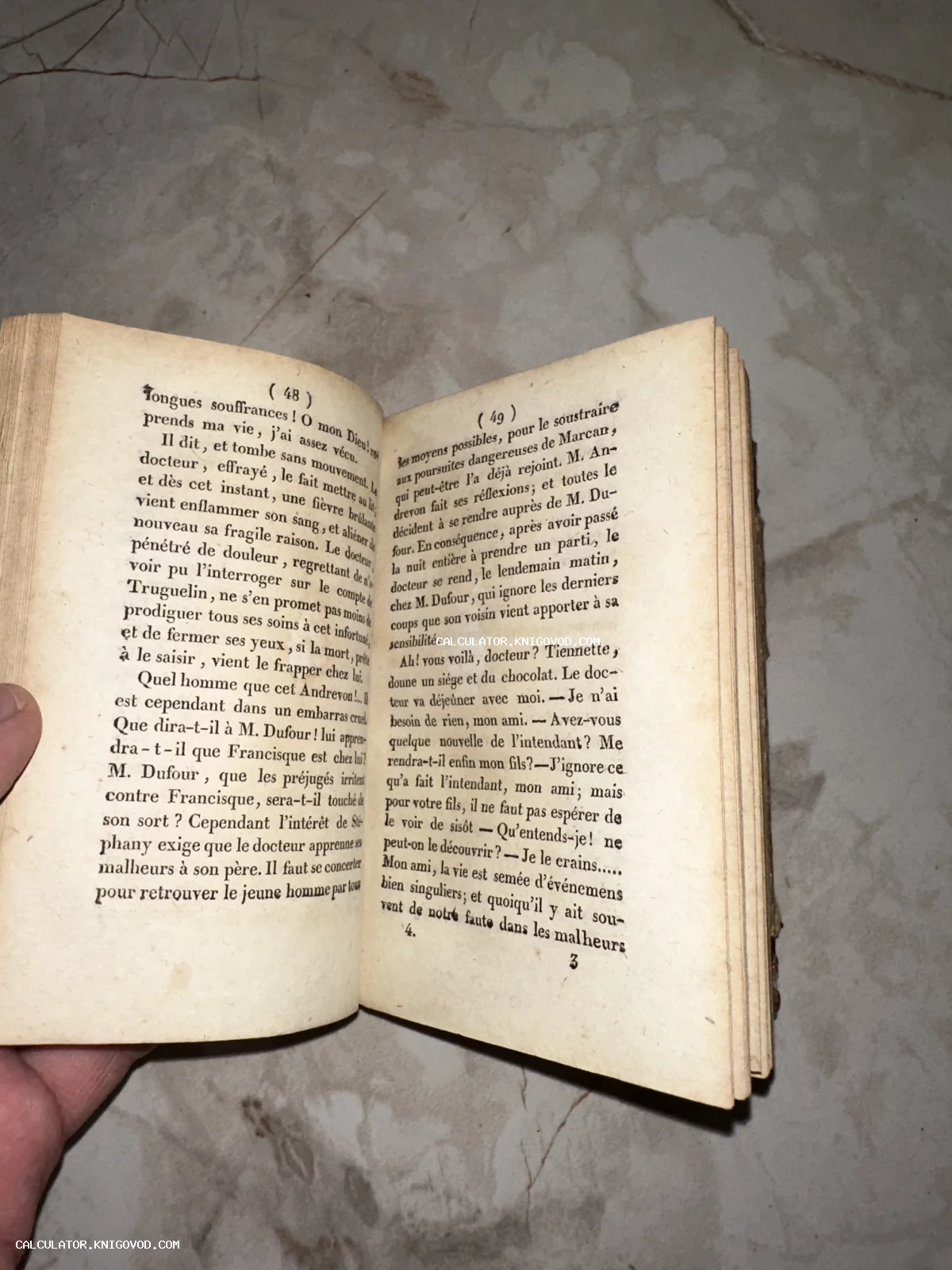 Разворот старинной книги на французском языке с пожелтевшими от времени страницами.