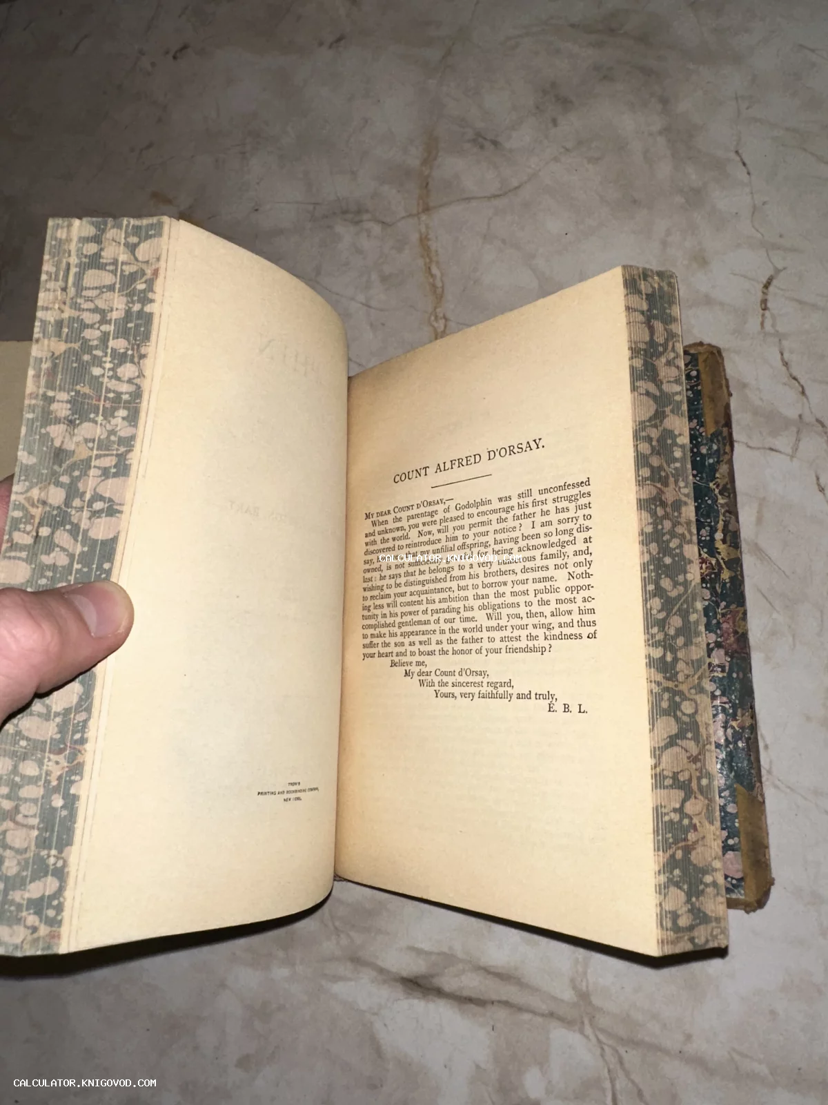 Разворот старинной книги с мраморным обрезом и текстом посвящения графу Альфреду д'Орсэ, отпечатанной в Нью-Йорке.