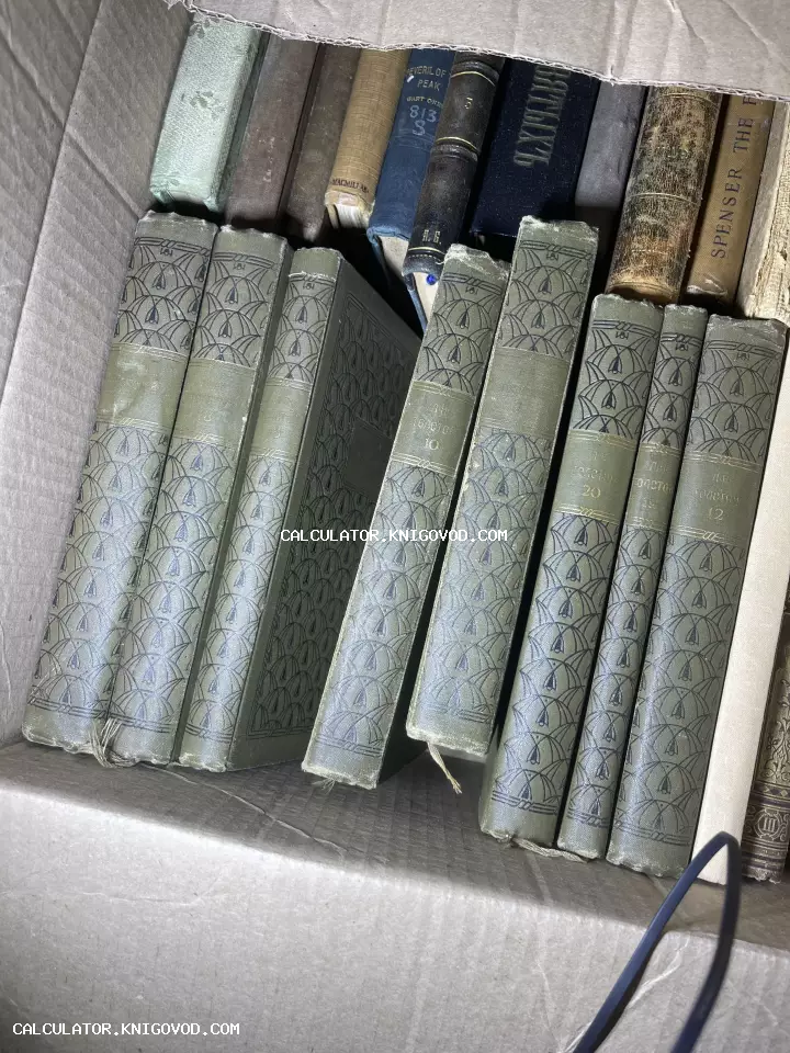 Картонная коробка, наполненная старинными книгами с тиснеными корешками, включая тома Льва Толстого в зеленом переплете.