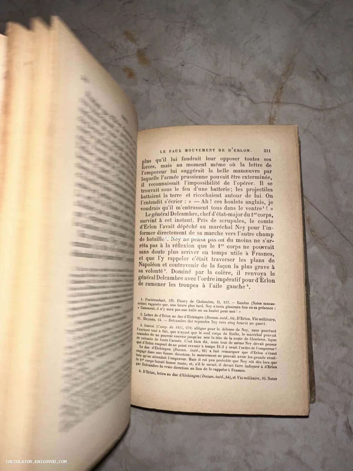 Разворот антикварной книги на французском языке с текстом про генерала д'Эрлона и Наполеона Бонапарта.