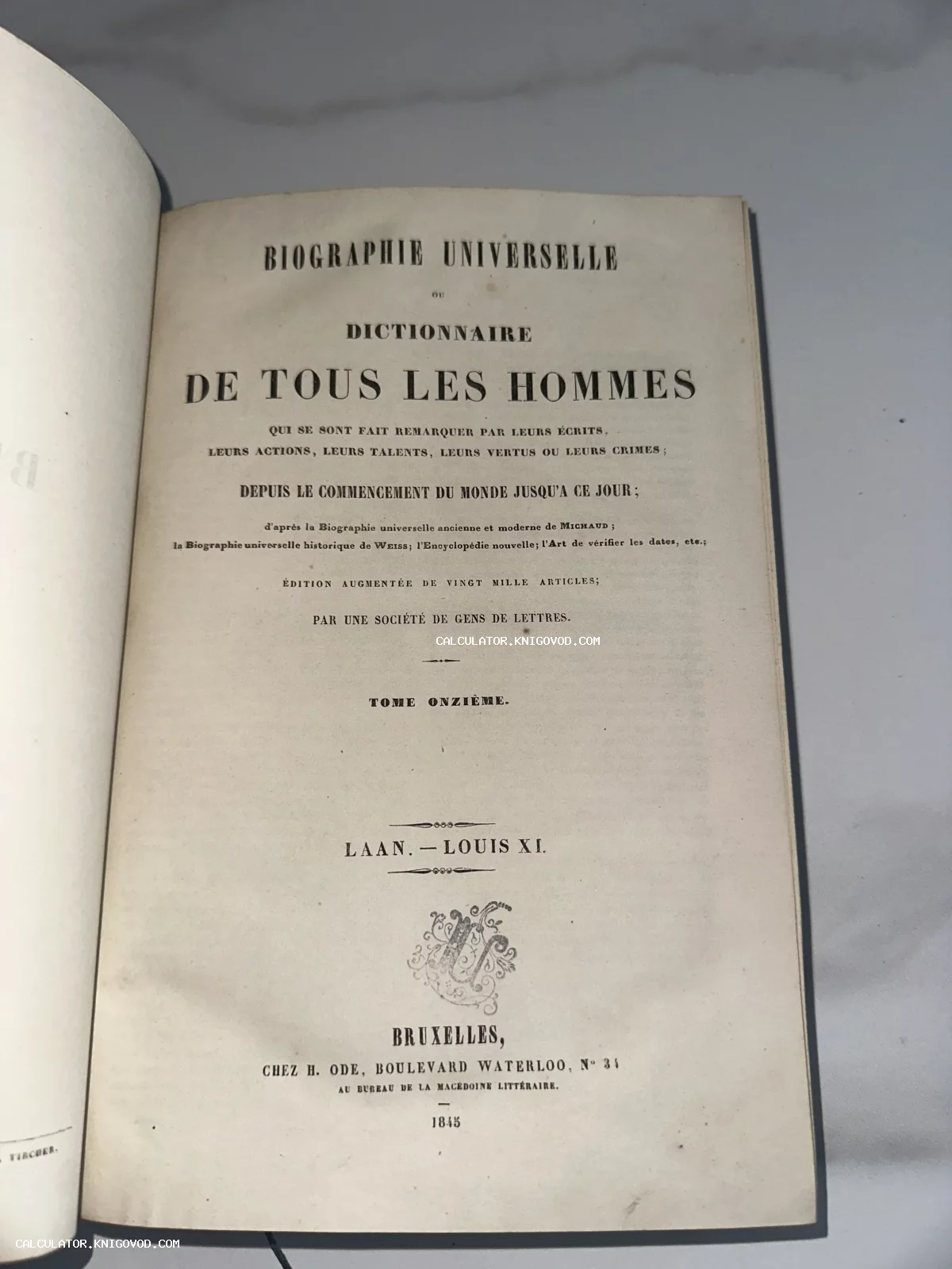 Титульный лист старинной книги на французском языке Biographie Universelle, изданной в Брюсселе в 1845 году.