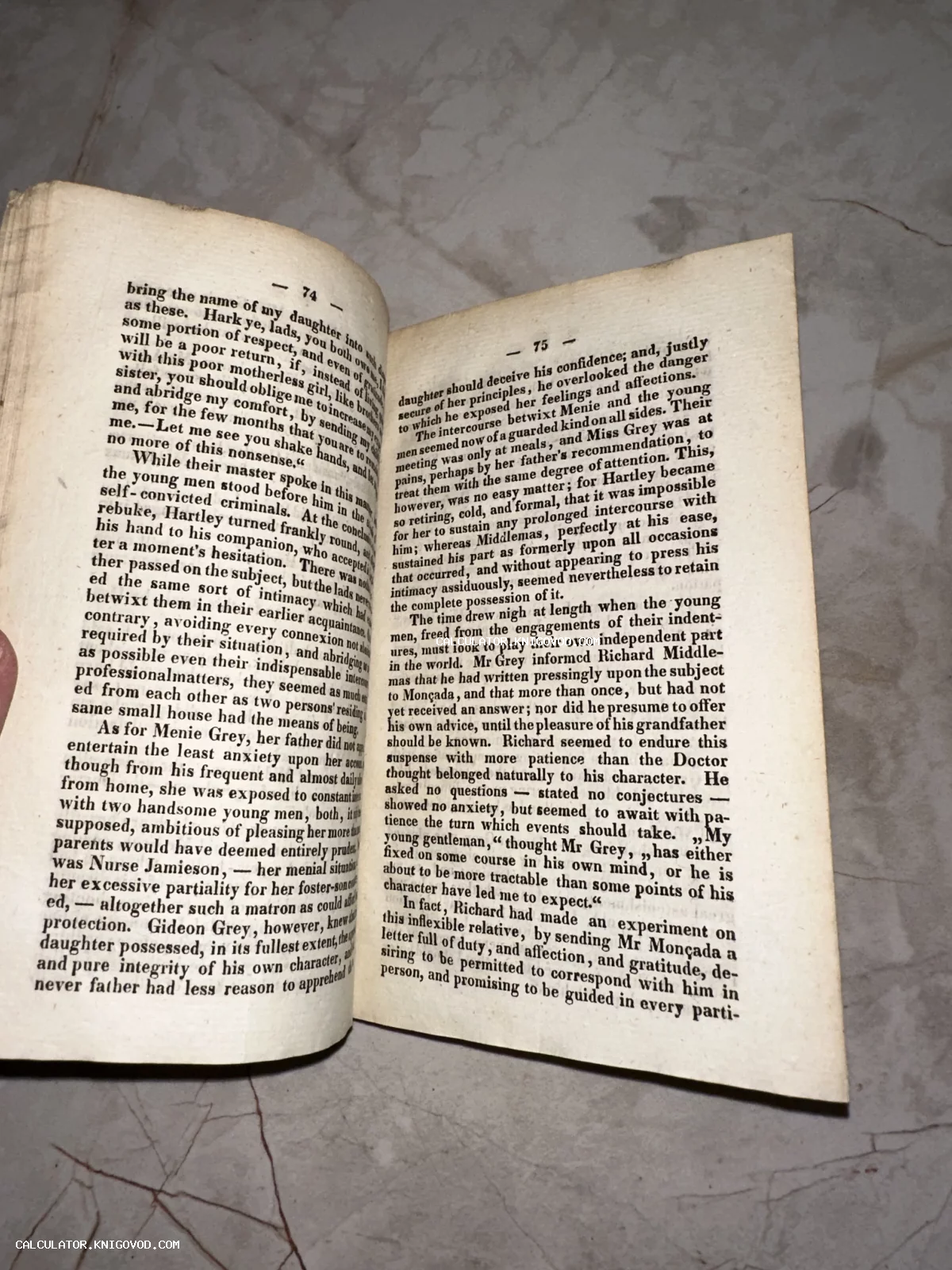 Открытый разворот старинной книги с пожелтевшими страницами и мелким типографским шрифтом.