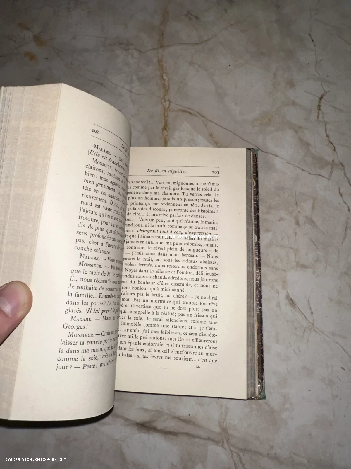 Разворот старинной книги на французском языке с текстом драматического произведения.