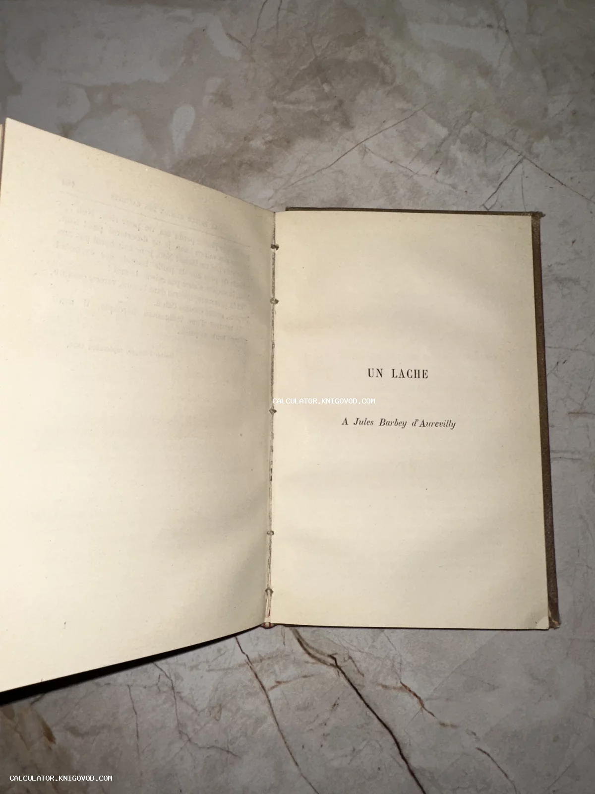 Разворот старинной книги на французском языке с заголовком Un Lâche и именем автора Жюля Барбе д’Оревильи.