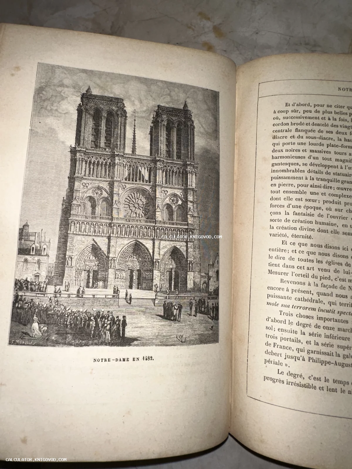 Разворот антикварной книги с детальной черно-белой гравюрой фасада собора Нотр-Дам де Пари и текстом на французском языке.