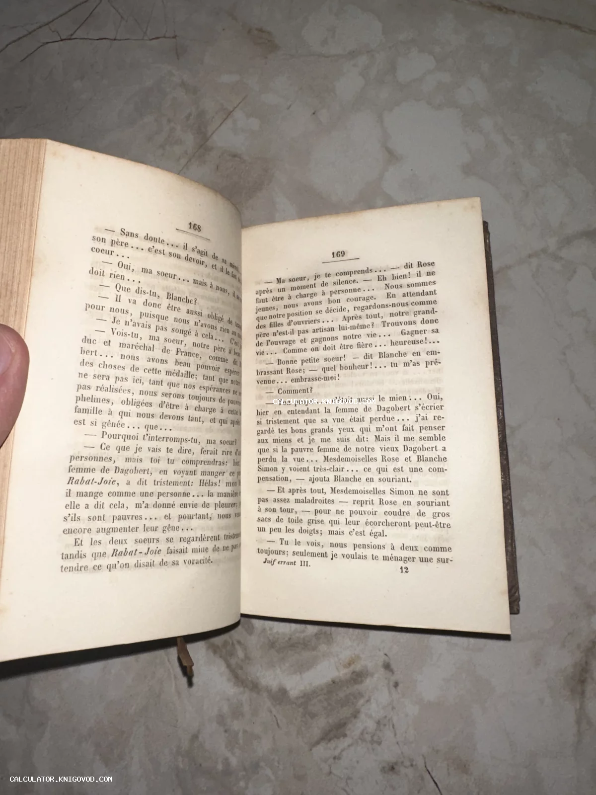 Открытая старинная книга на французском языке с пожелтевшими от времени страницами и антикварным шрифтом.