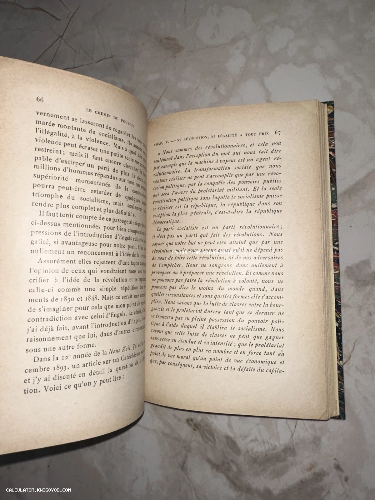 Разворот старинной книги на французском языке с текстом о социализме и классовой борьбе, страницы 66 и 67.