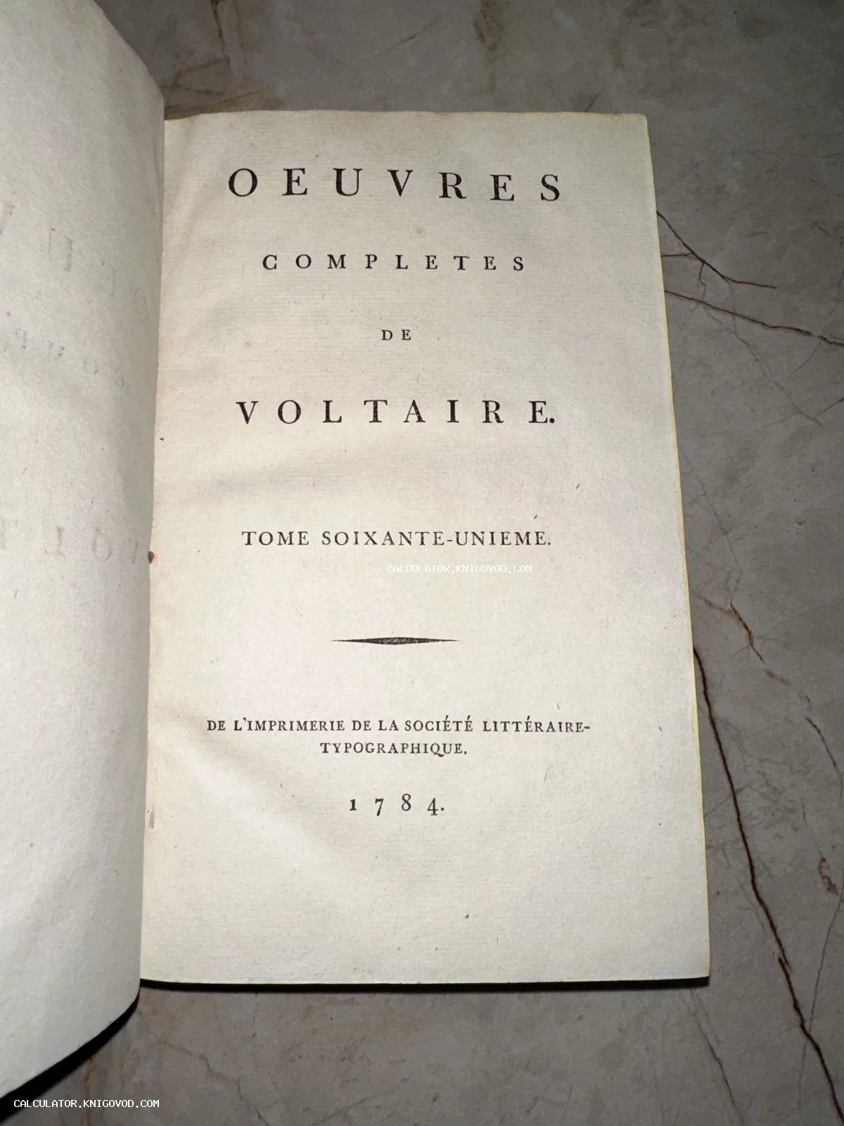 Титульный лист старинной книги на французском языке 'Oeuvres Completes de Voltaire', 61 том, издание 1784 года.