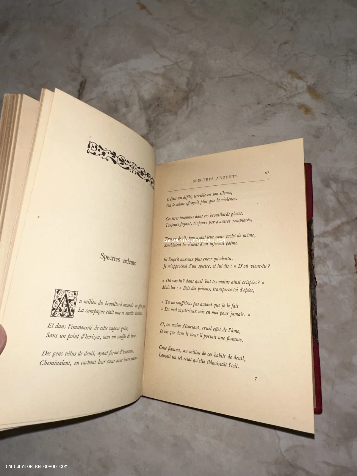 Разворот старинной книги на французском языке с поэтическим текстом, декоративной виньеткой и художественной буквицей.