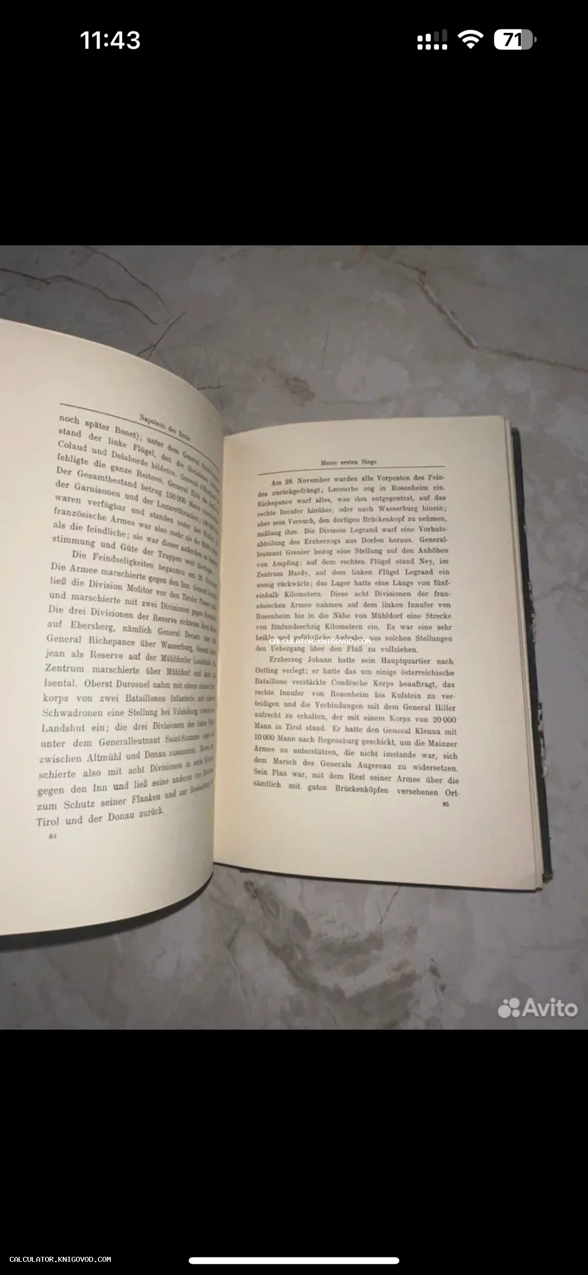 Разворот старинной книги на немецком языке с текстом о Наполеоне Бонапарте и его первых победах.