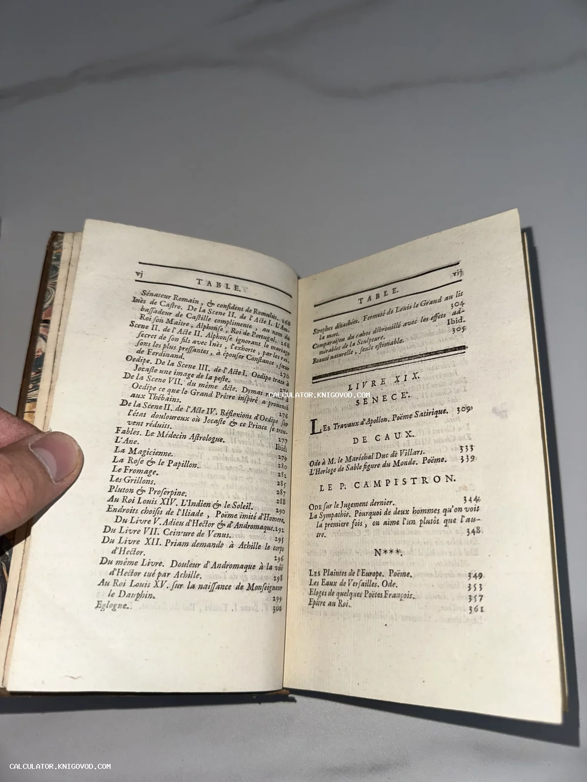 Разворот старинной книги на французском языке с оглавлением, содержащим упоминания Сенеки и Гомера.