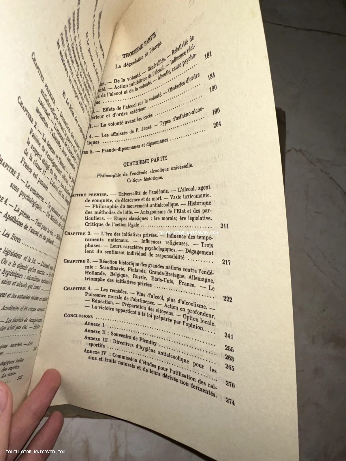 Разворот старинной книги на французском языке с оглавлением на пожелтевшей бумаге.