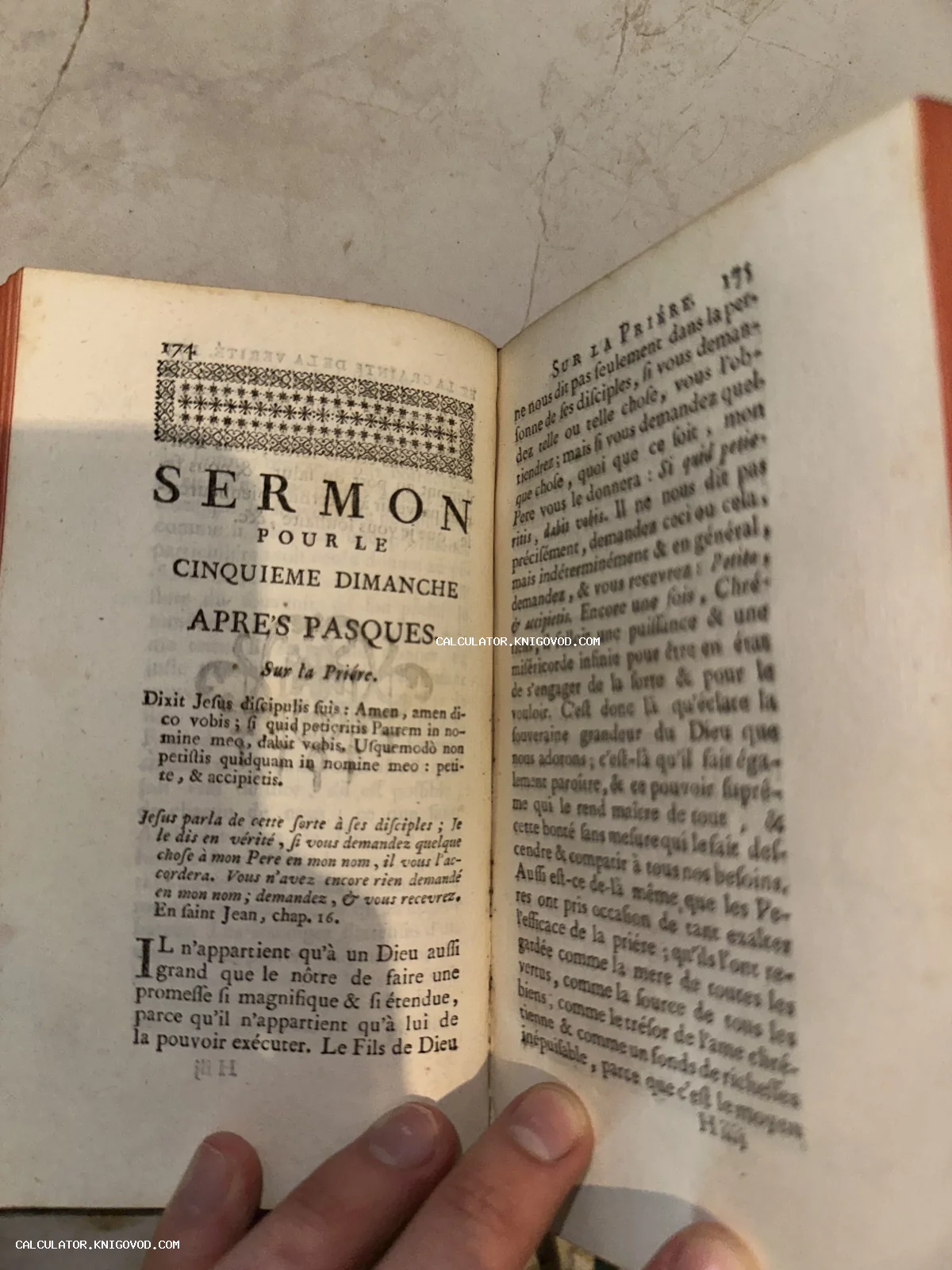 Разворот старинной книги XVIII века с текстом проповеди на французском языке и декоративной заставкой.