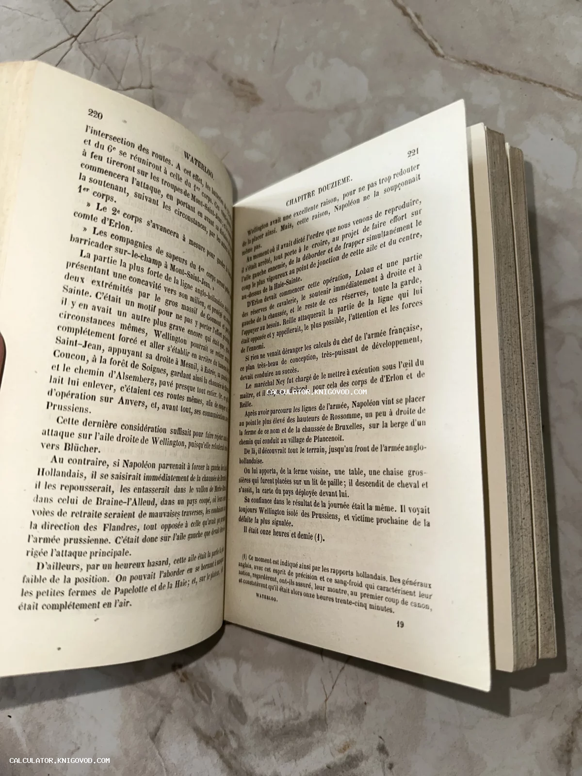 Открытый разворот антикварной книги со страницами 220-221, текст на французском языке посвящен сражению при Ватерлоо.