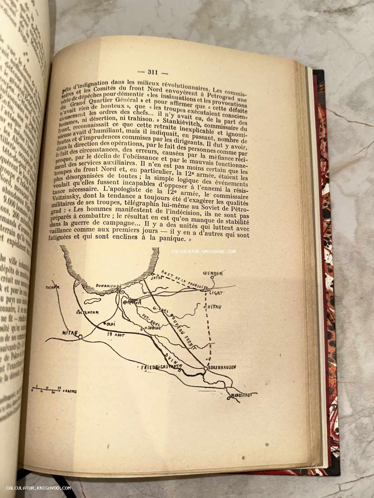 Разворот старинной книги на французском языке с картой-схемой военных действий в районе Риги и реки Двины.