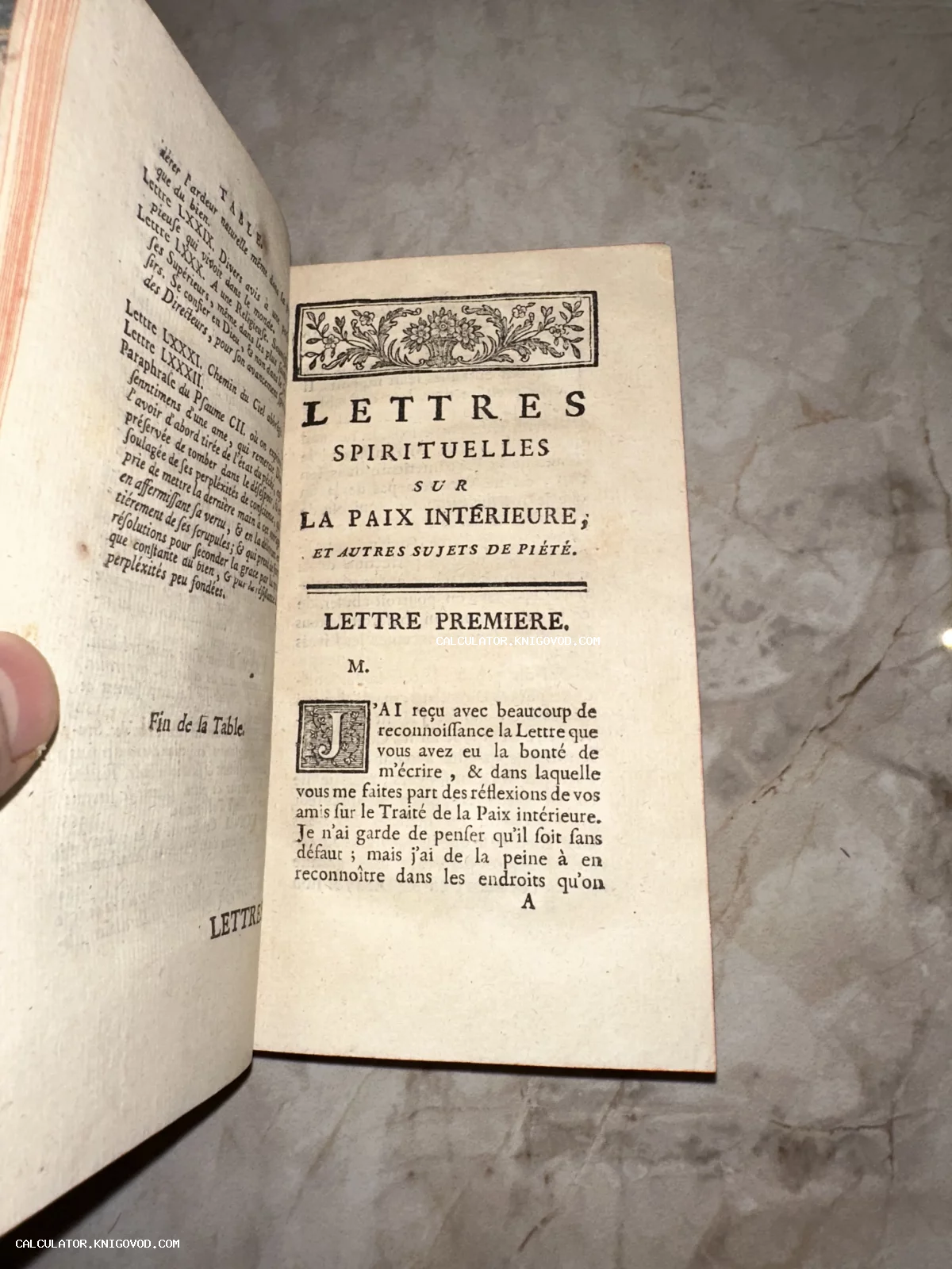 Разворот старинной книги на французском языке с заголовком Lettres Spirituelles и декоративной буквицей.