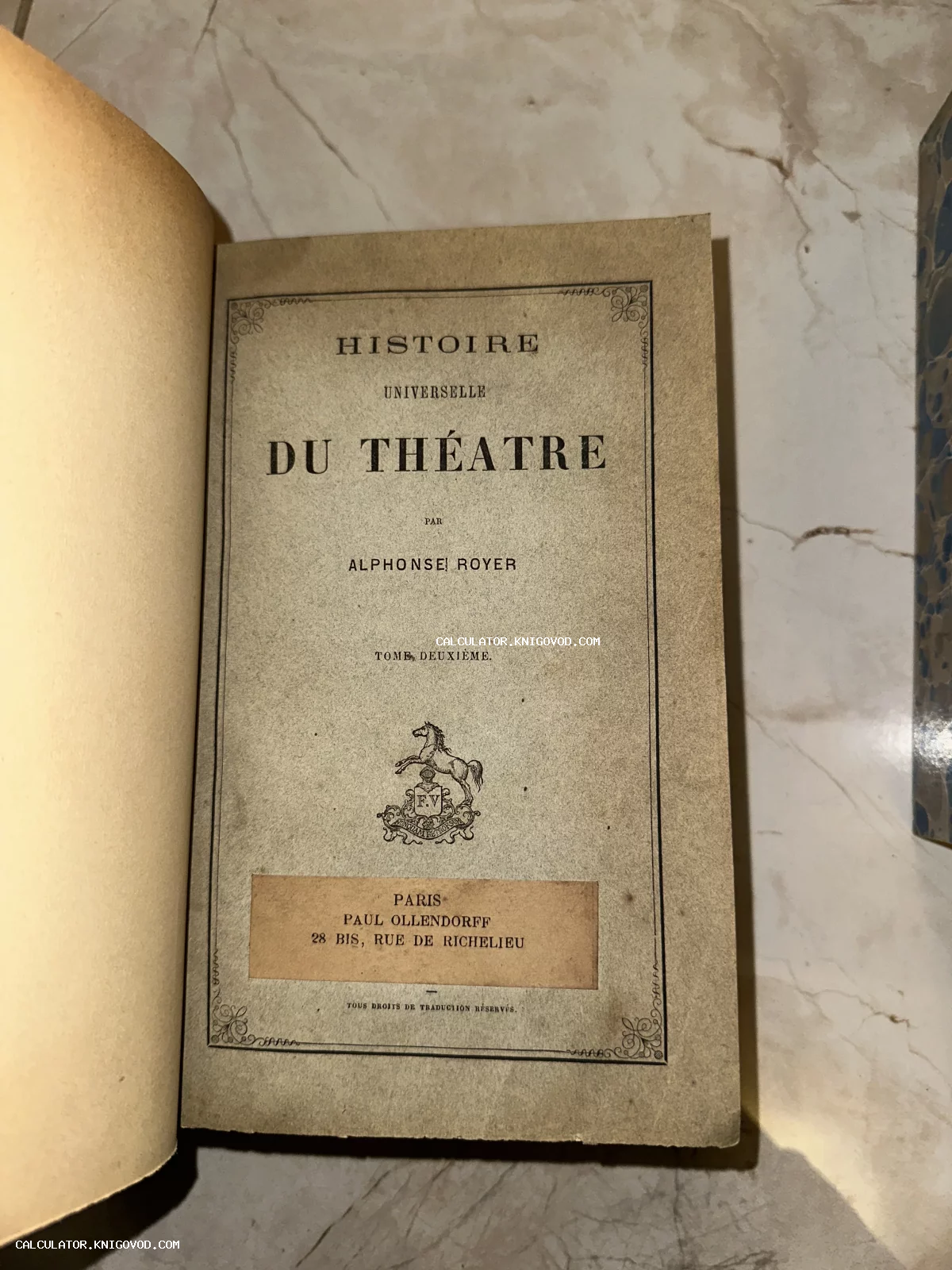 Титульный лист старинной французской книги Histoire Universelle du Théâtre авторства Альфонса Ройе, изданной в Париже.