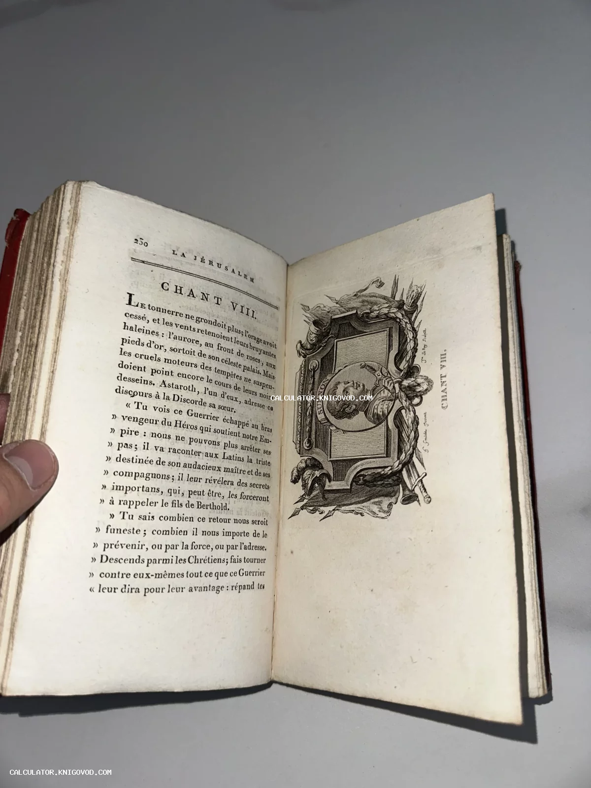 Разворот старинной книги с французским текстом Chant VIII и гравированной иллюстрацией портрета рыцаря Суэнона.