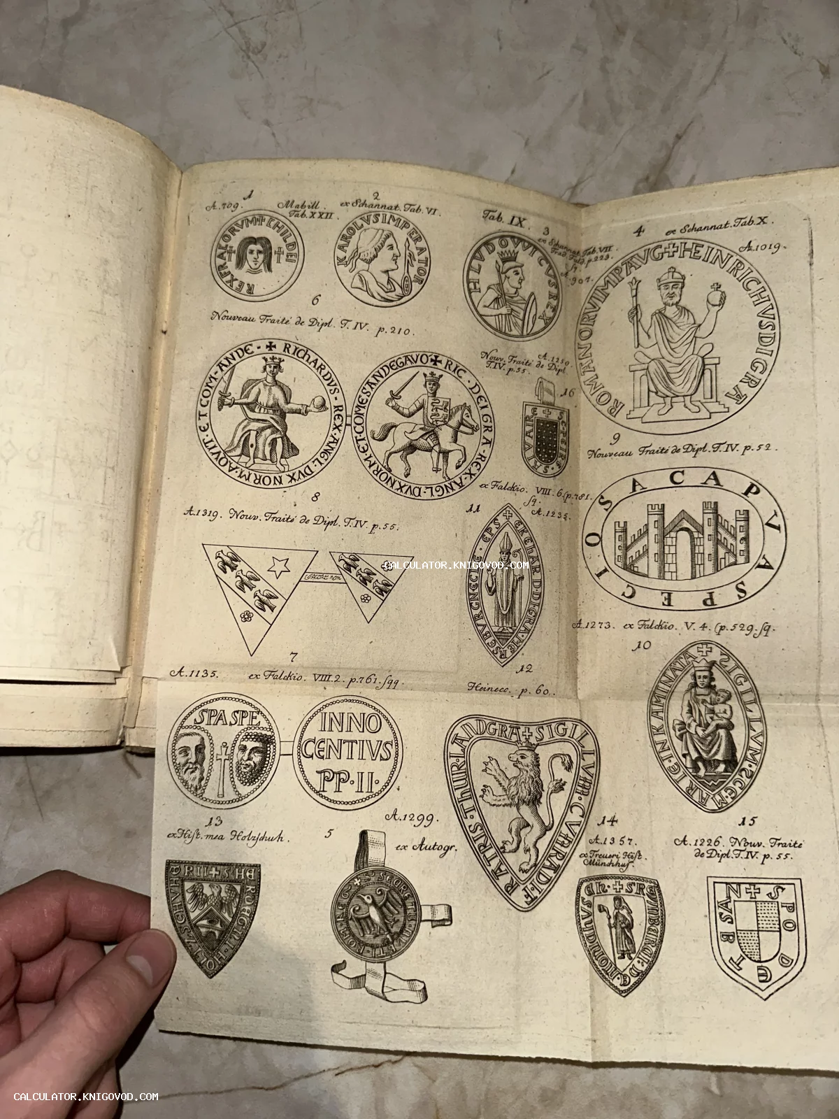 Старинная книжная иллюстрация с гравированными изображениями средневековых королевских печатей, монет и геральдических эмблем.