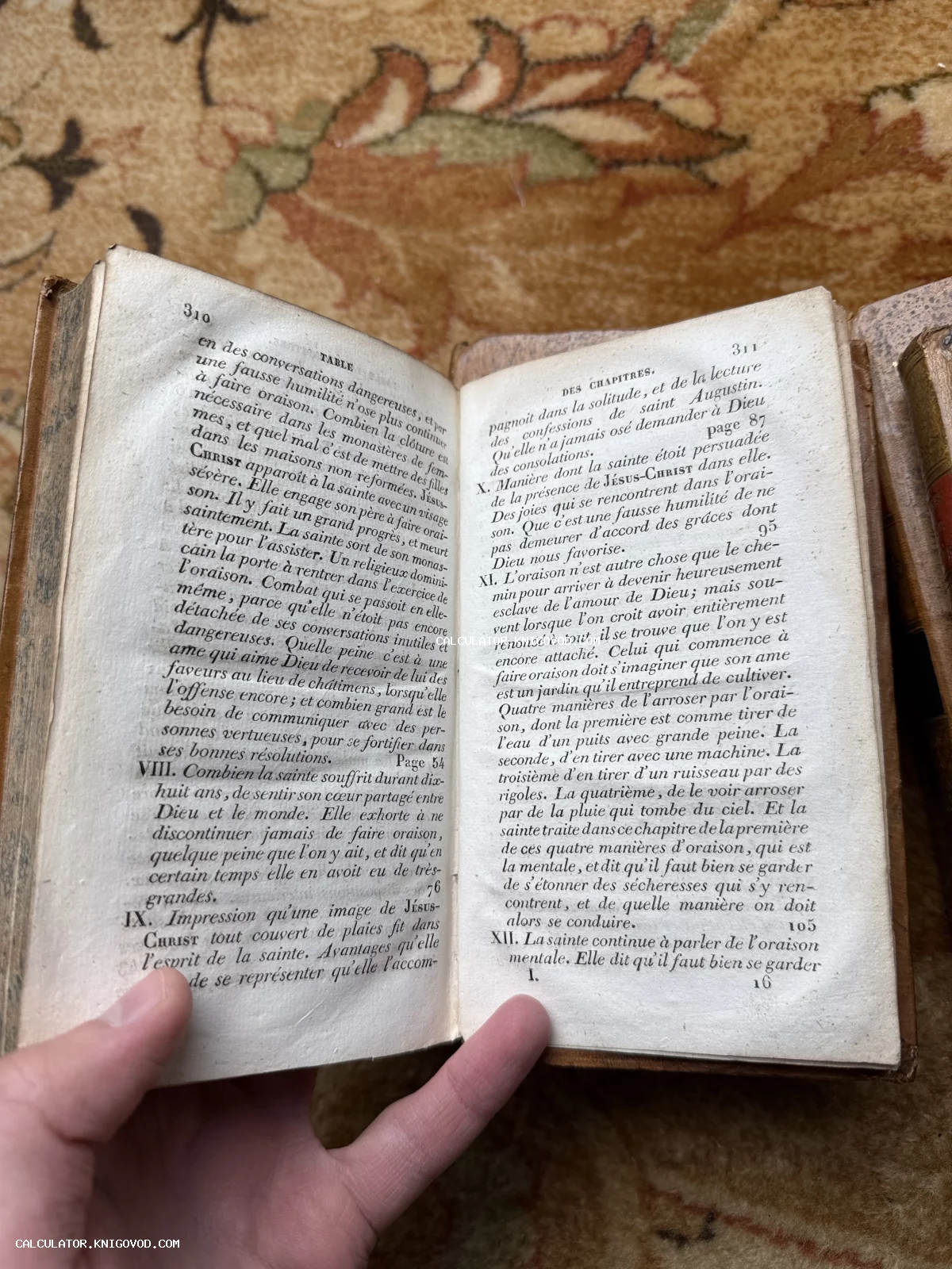 Разворот антикварной французской книги с текстом оглавления глав на пожелтевшей бумаге.