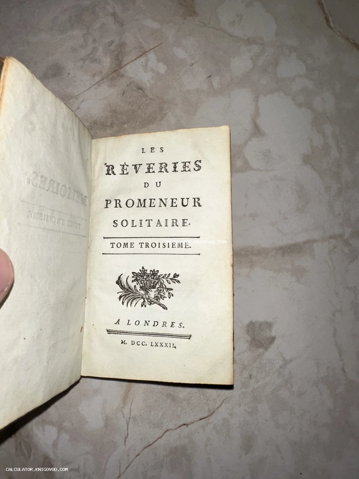 Титульный лист старинной книги на французском языке Les Reveries du Promeneur Solitaire, издание 1782 года, Лондон.