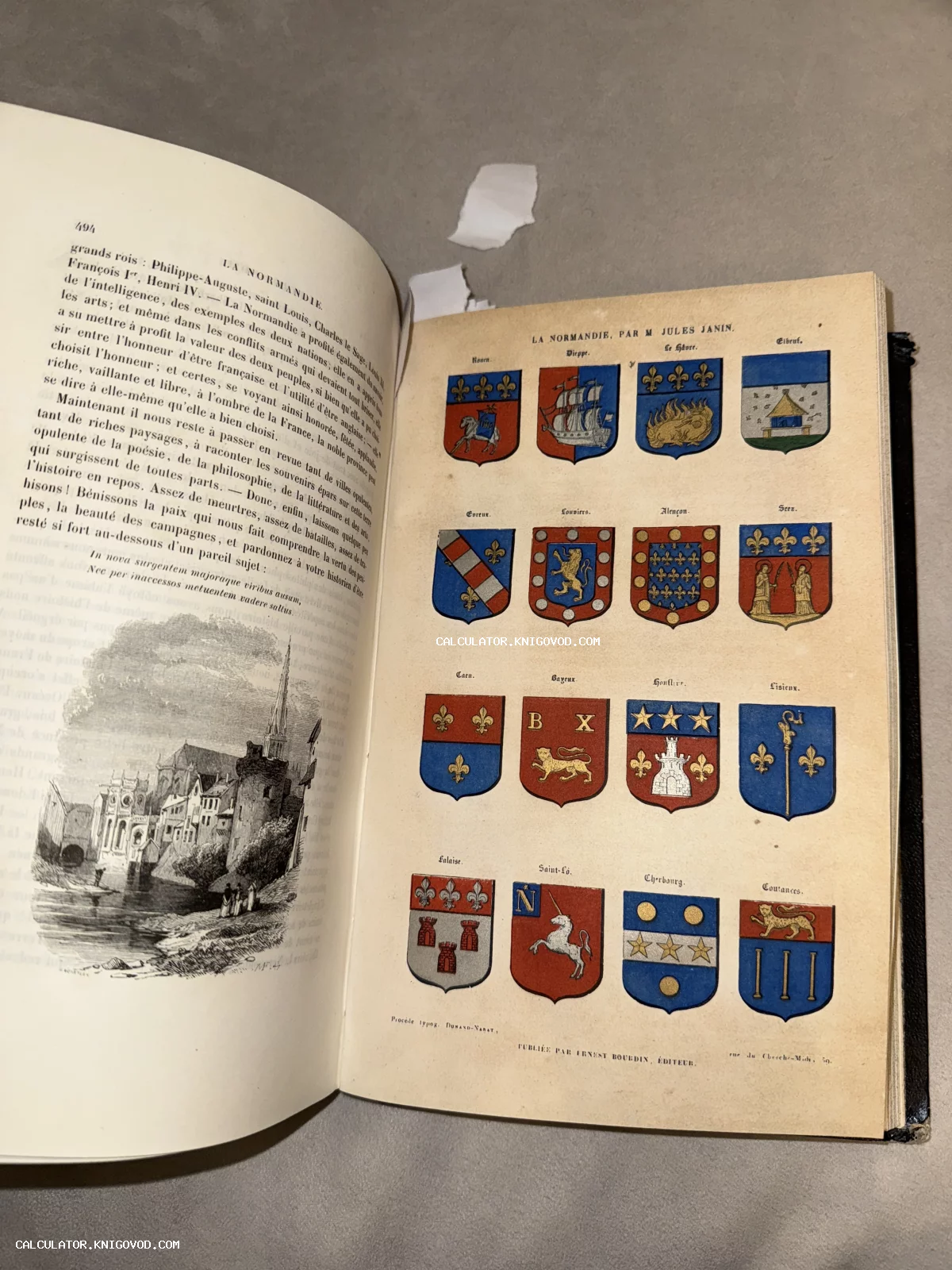 Разворот старинной книги с французским текстом, гравюрой города и цветной вставкой с гербами городов Нормандии.