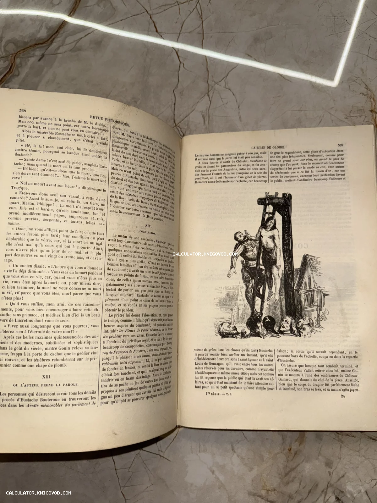 Разворот старинной книги на французском языке с гравюрой, изображающей сцену казни через повешение и толпу людей.