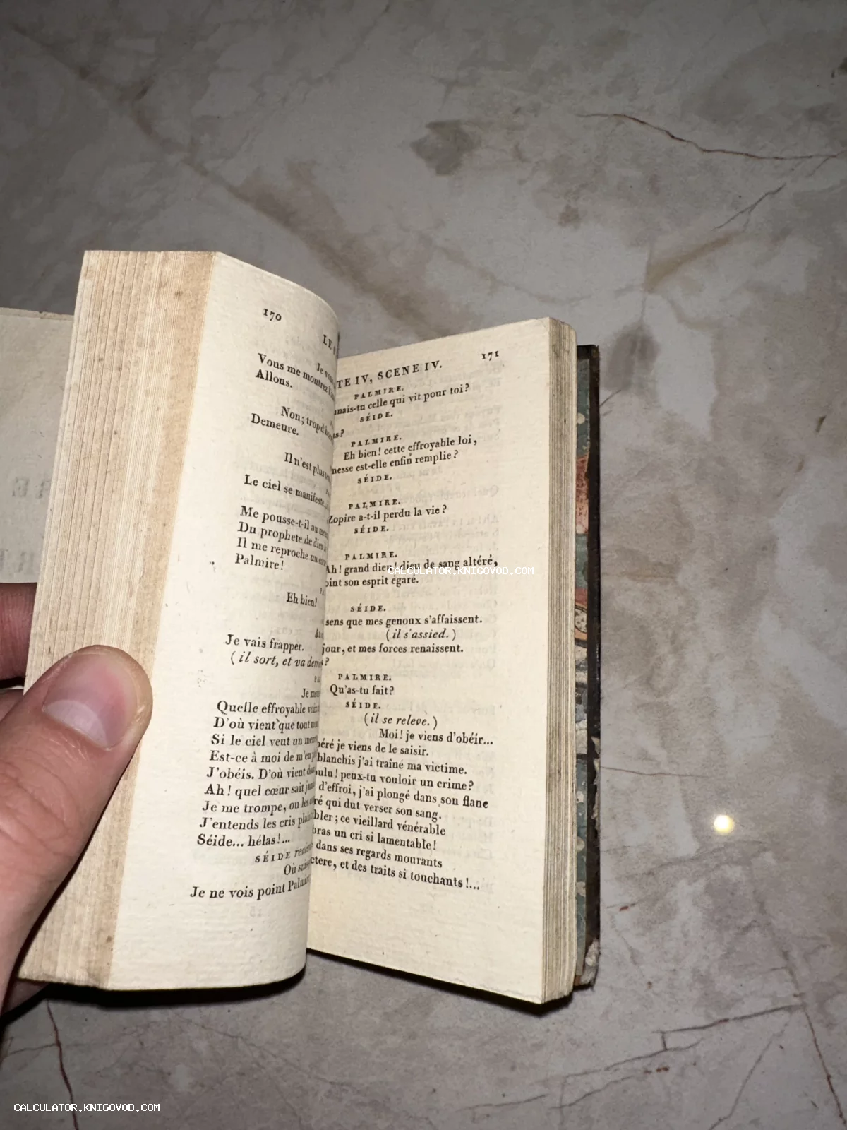 Раскрытая старинная книга на французском языке с пожелтевшими страницами и текстом пьесы