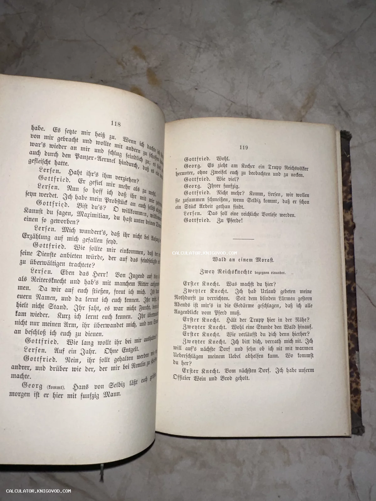 Разворот старинной книги на немецком языке с текстом, напечатанным шрифтом фрактура на пожелтевшей бумаге.