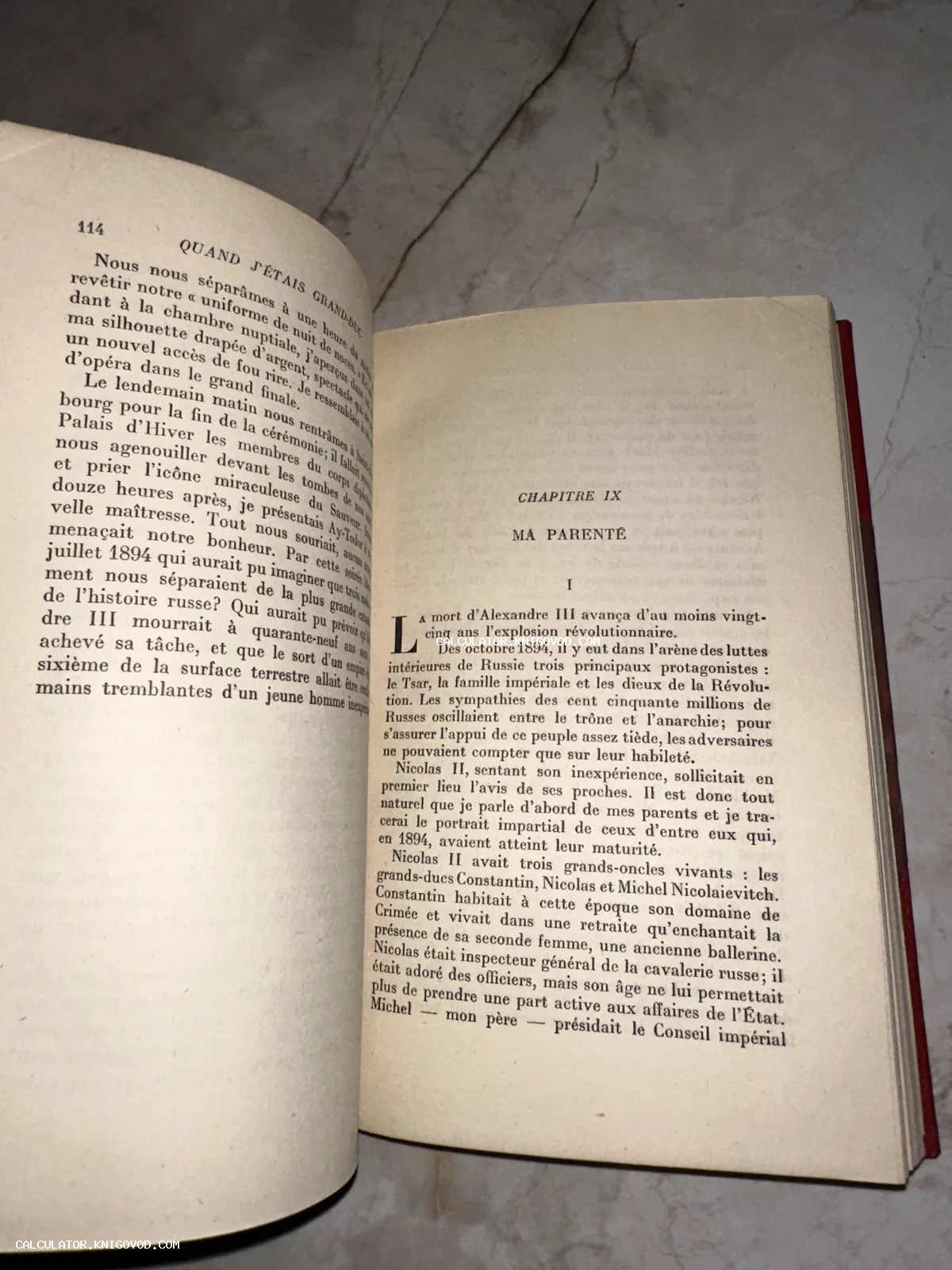 Разворот старинной книги на французском языке, глава девятая «Ma Parenté», текст упоминает Николая II и Александра III.