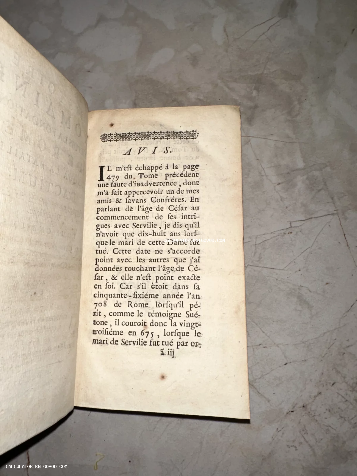 Разворот старинной книги на французском языке с заголовком AVIS и характерными следами времени на бумаге.