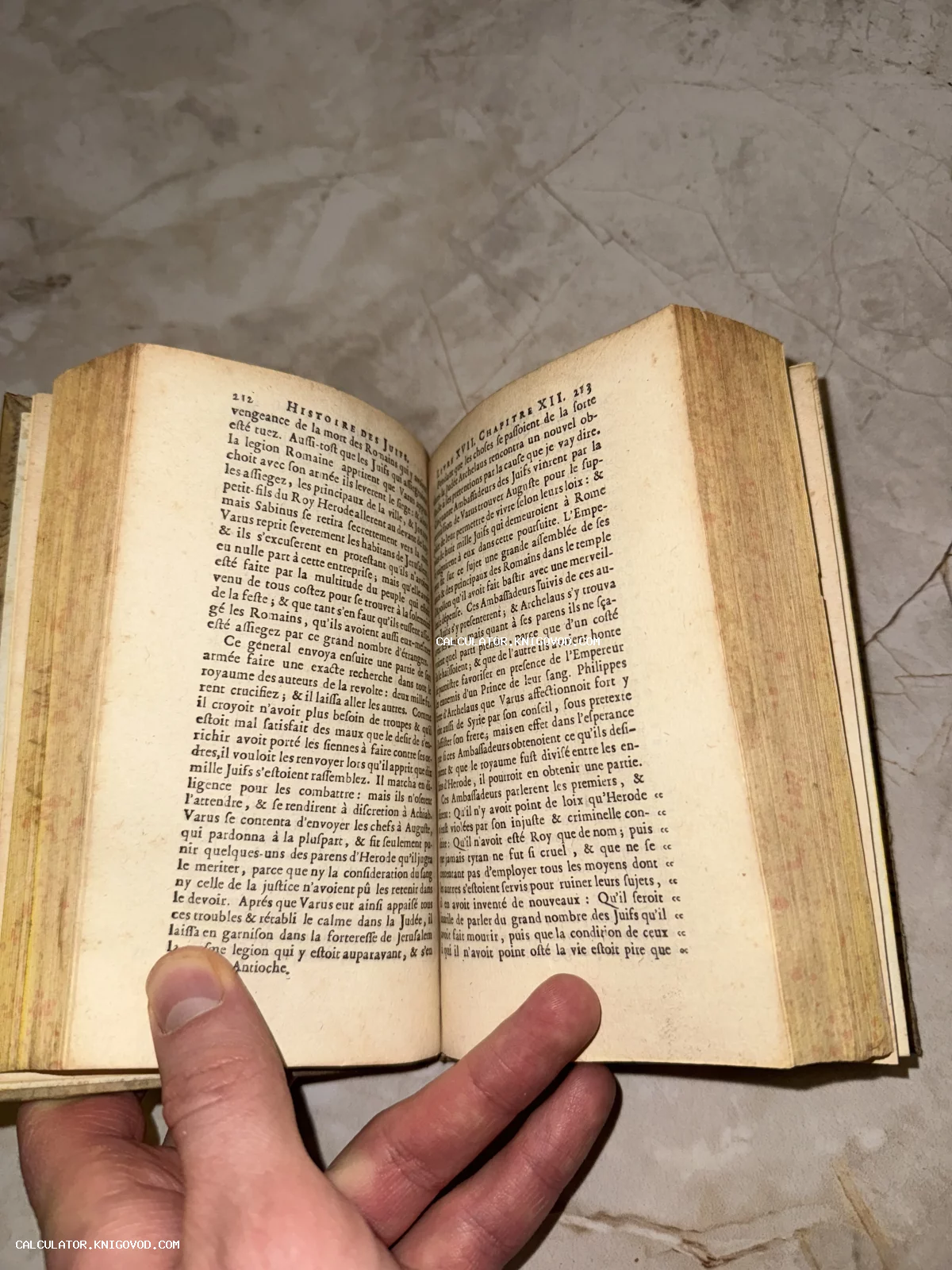 Разворот антикварной книги на французском языке с заголовком Histoire des Juifs и пожелтевшими страницами.