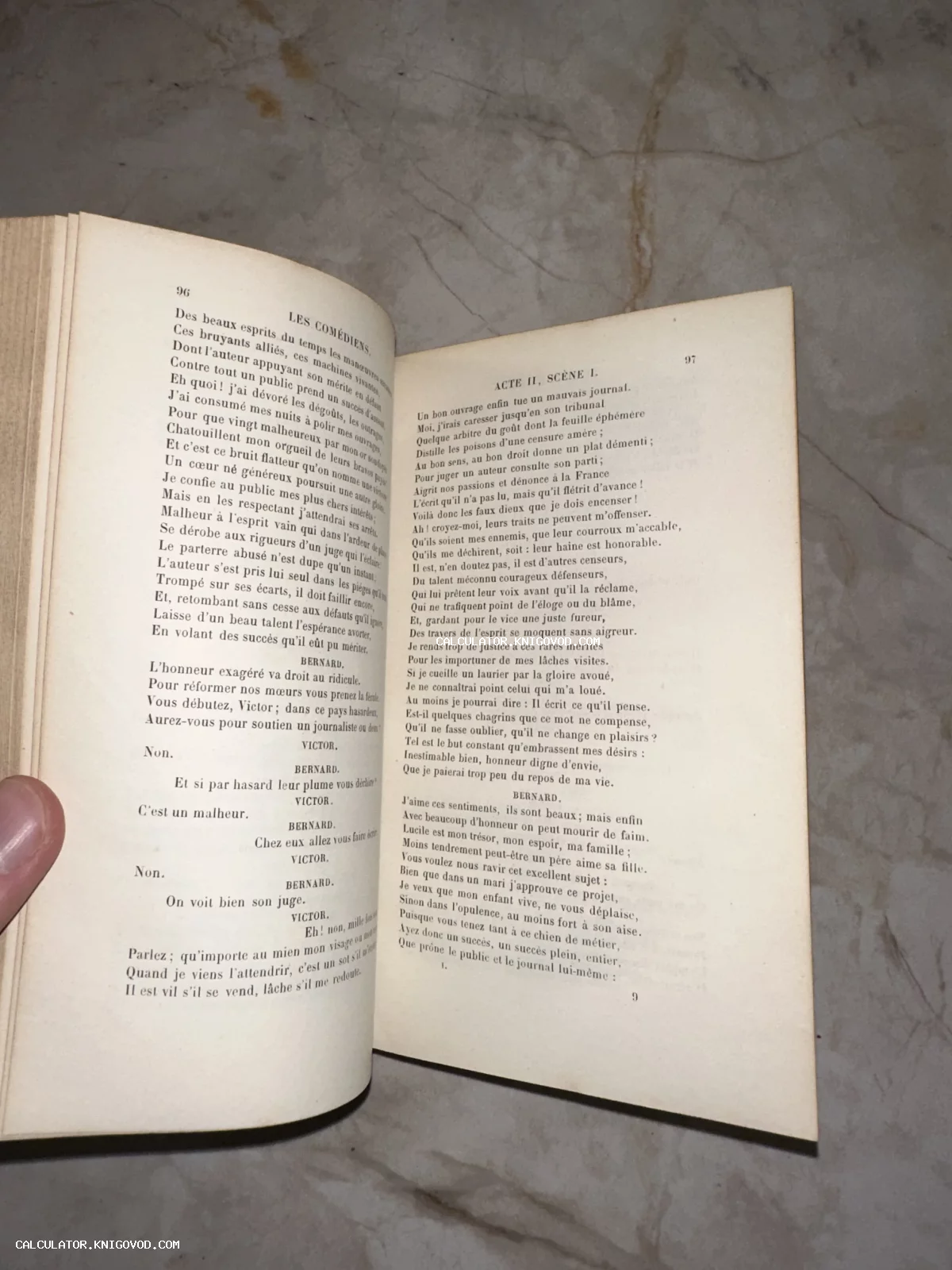 Разворот старинной книги на французском языке с текстом пьесы «Комедианты», страницы 96 и 97.