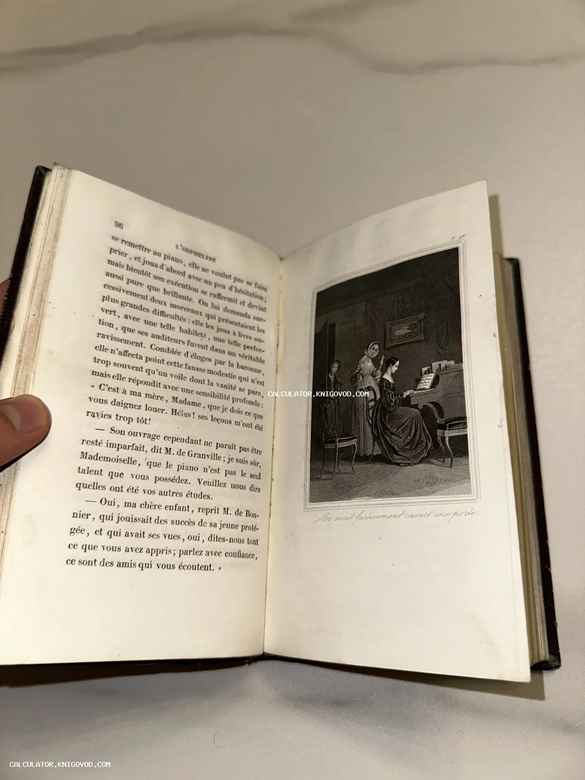 Разворот старинной книги на французском языке с текстовой страницей и гравюрой, изображающей женщину за пианино.