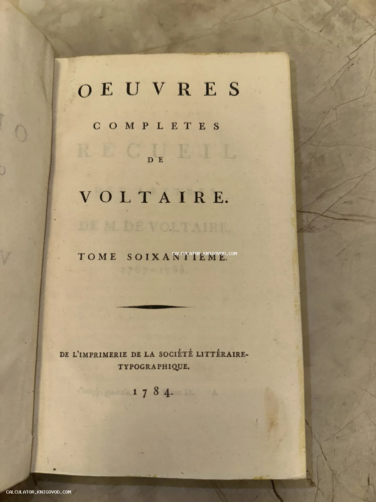 Титульный лист антикварного издания 'Oeuvres Completes de Voltaire' на французском языке, напечатанного в 1784 году.