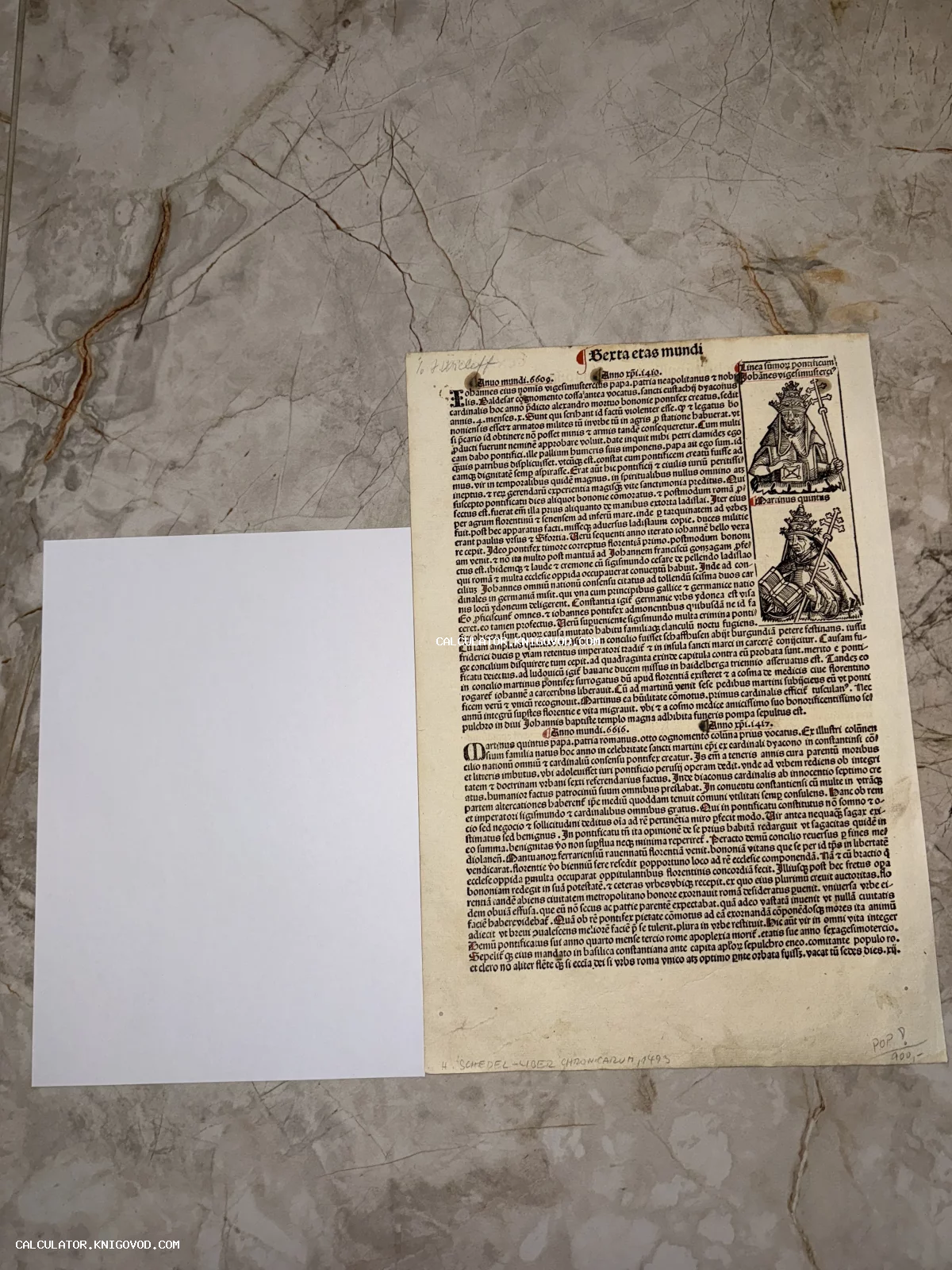 Страница из антикварной книги XV века с готическим латинским текстом и ксилографиями, изображающими церковных деятелей.