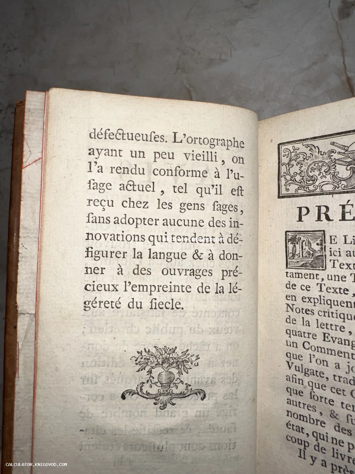 Разворот старинной книги на французском языке с типографской виньеткой и буквицей.