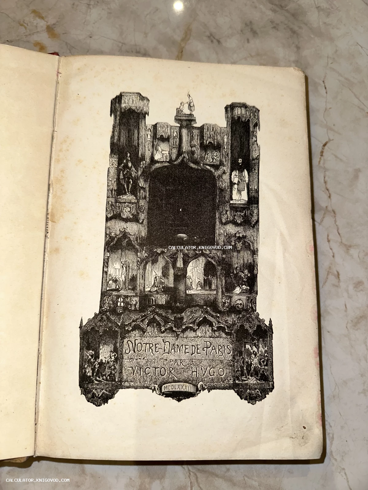 Старинная книжная иллюстрация с готическим фасадом, фигурами людей и названием произведения Виктора Гюго на французском языке.