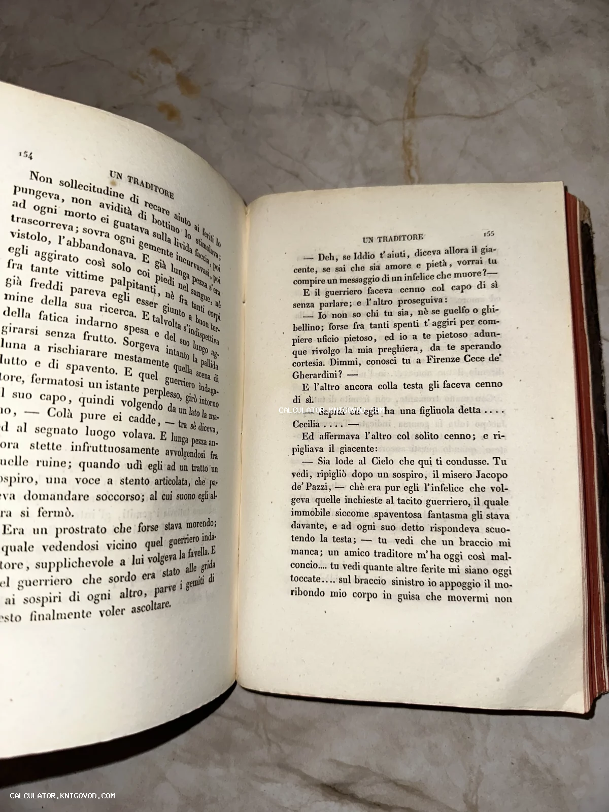 Разворот открытой старинной книги на итальянском языке с главой под заголовком Un Traditore.