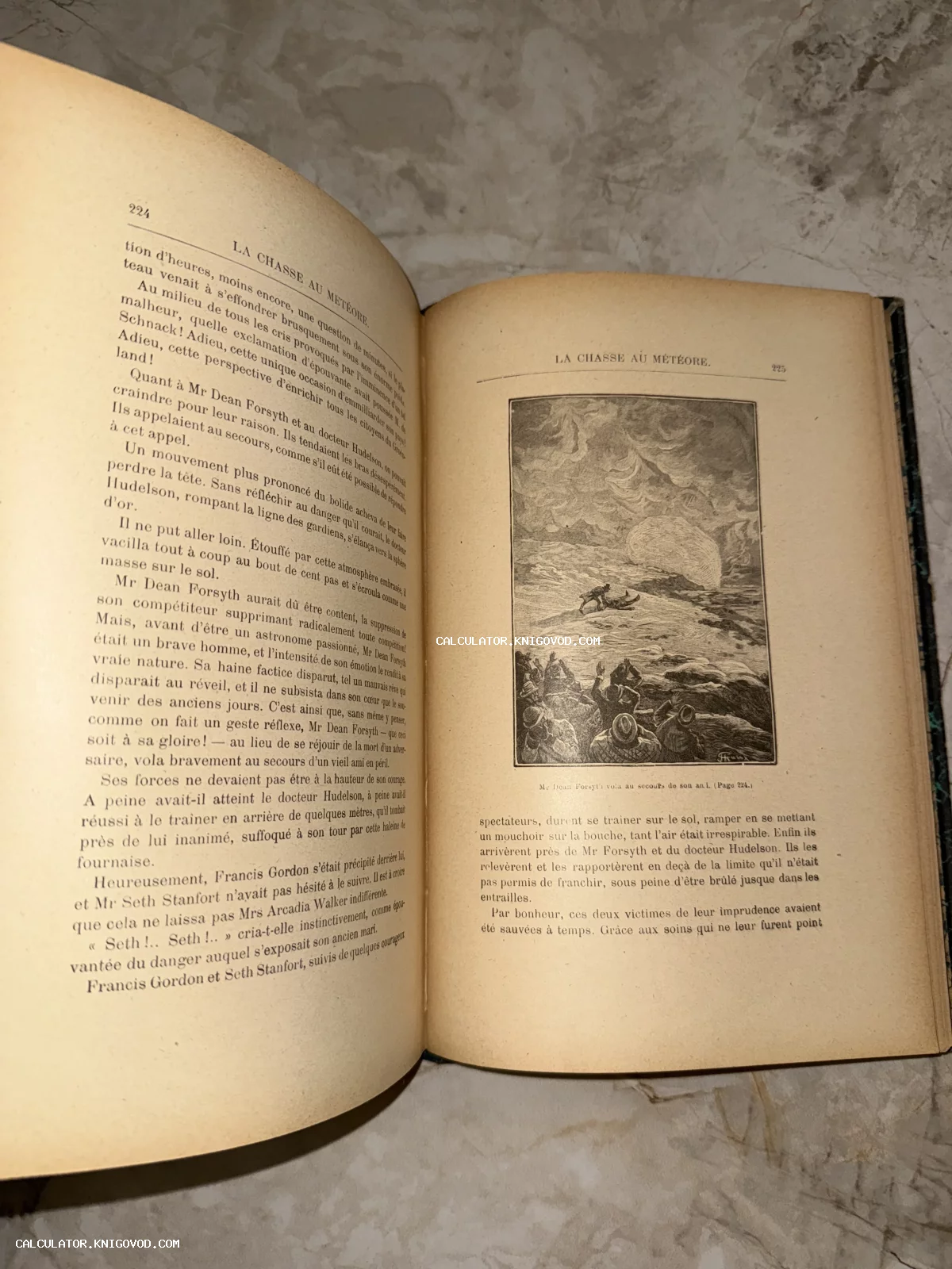 Разворот открытой старинной книги на французском языке с книжной иллюстрацией-гравюрой, изображающей людей на фоне небесного тела.