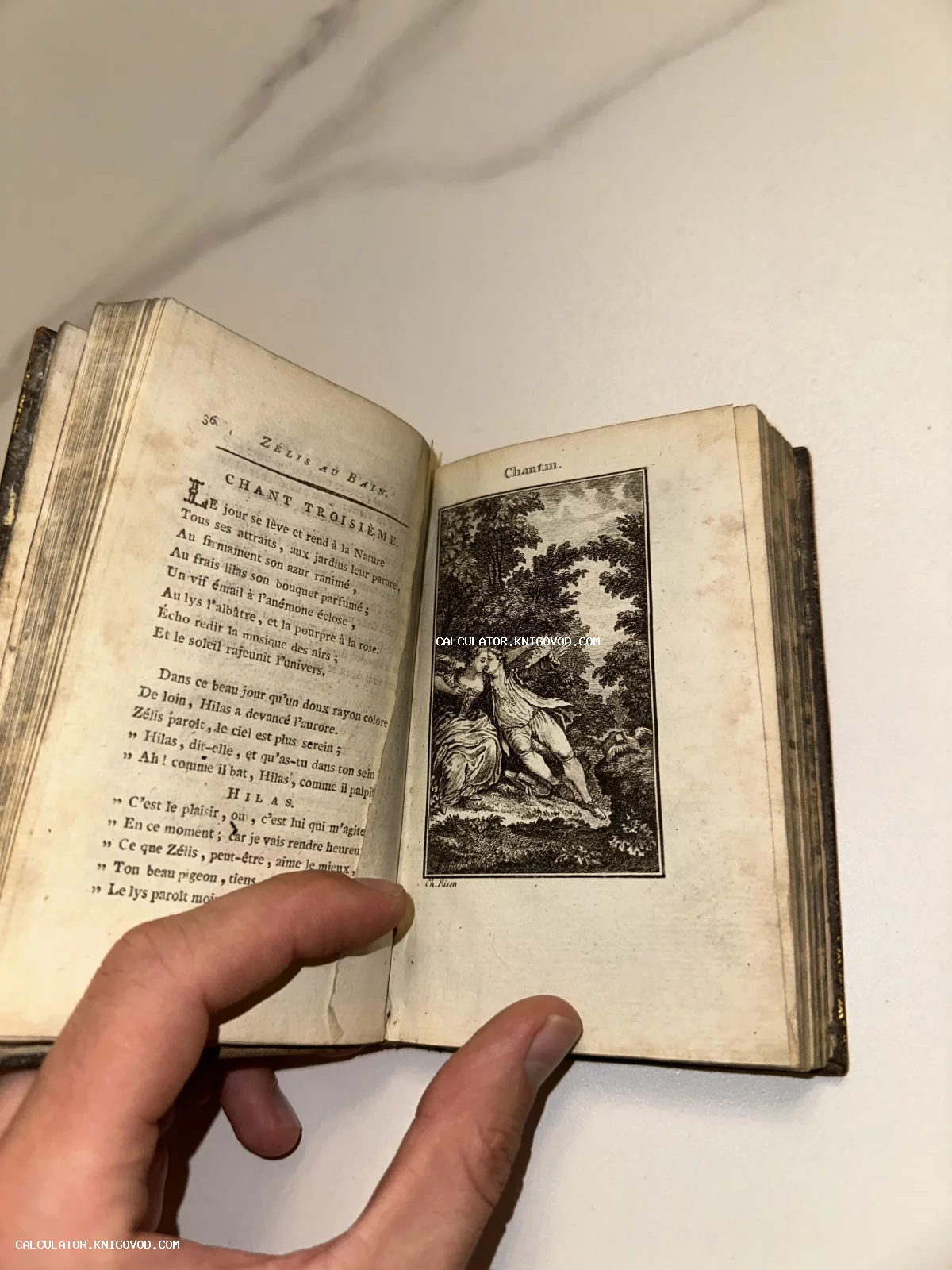 Разворот старинной французской книги XVIII века с текстом поэмы и детальной сюжетной гравюрой.