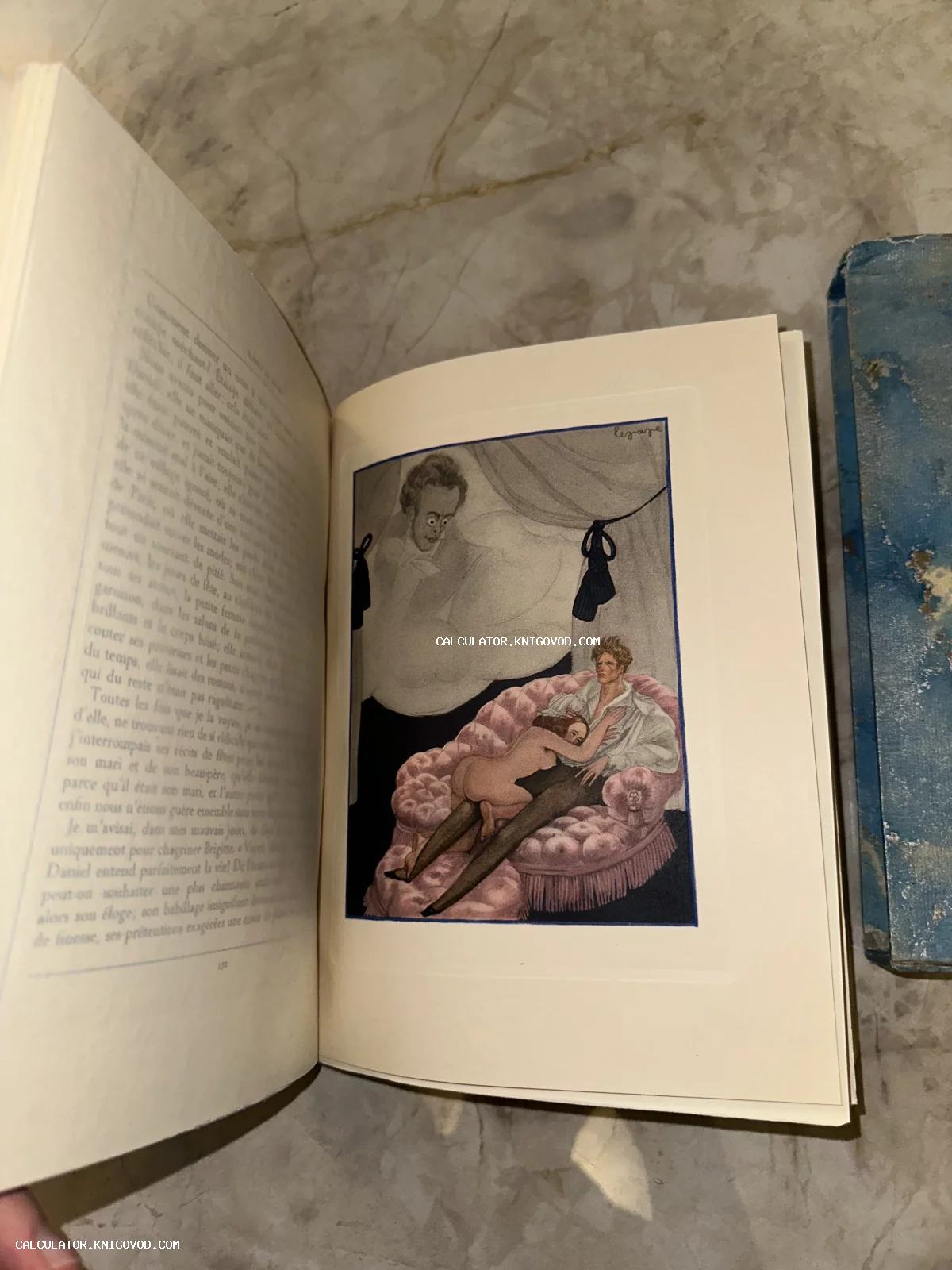 Разворот старинной книги на французском языке с цветной иллюстрацией в стиле ар-деко, изображающей пару на розовой кушетке.