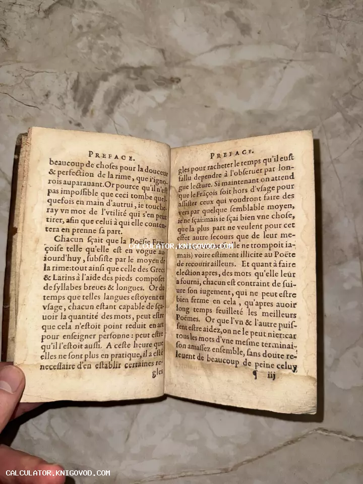 Разворот старинной книги с текстом на французском языке и заголовком Preface на пожелтевшей бумаге.