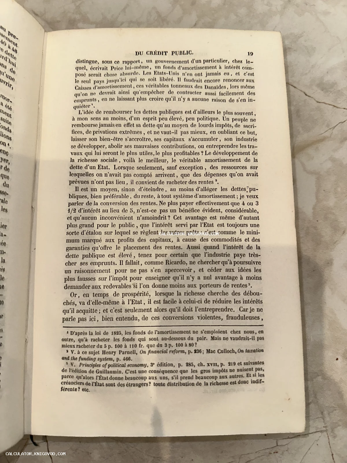 Разворот антикварной книги на французском языке с заголовком Du Crédit Public, напечатанный на пожелтевшей бумаге с примечаниями внизу.