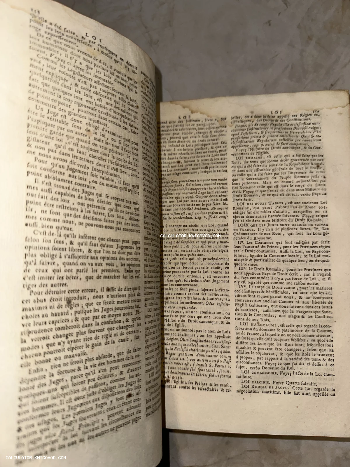 Разворот антикварной книги на французском языке с главой о законах (Loi) и римском праве.