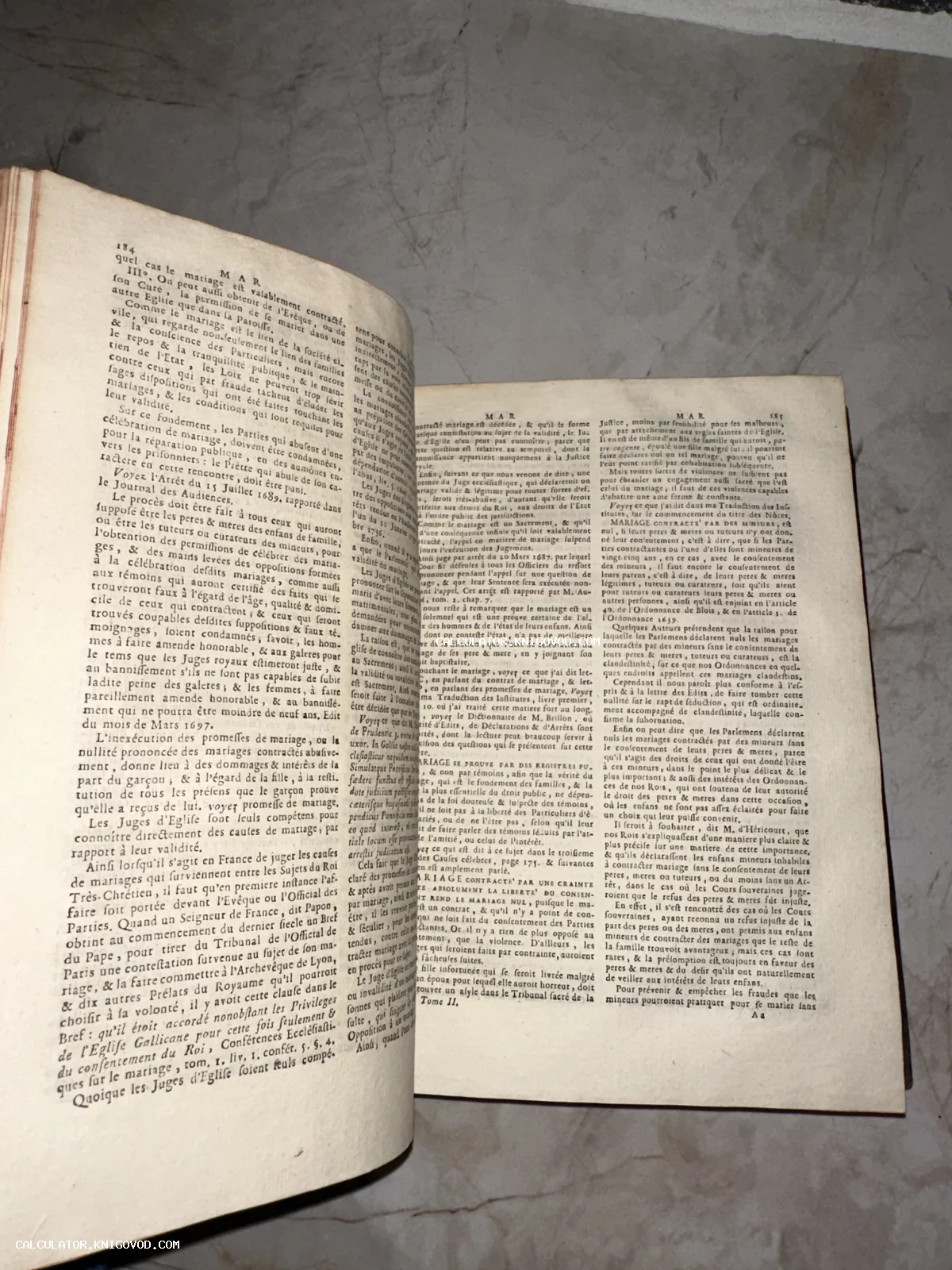 Разворот антикварной книги на французском языке с пожелтевшими от времени страницами и классической типографикой.