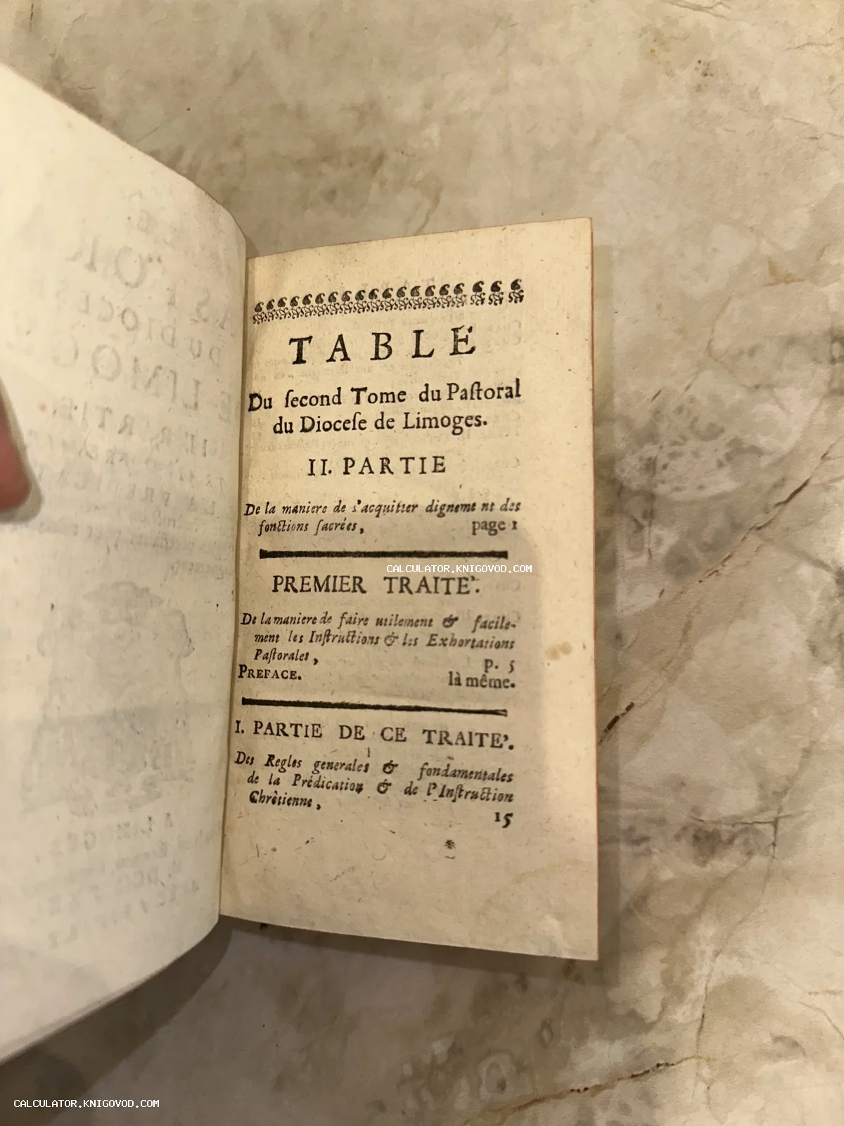 Разворот старинной французской книги с текстом оглавления и декоративной виньеткой.